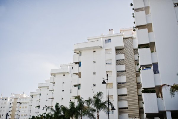 Apartamentos en Son Bou: guía esencial para tus vacaciones