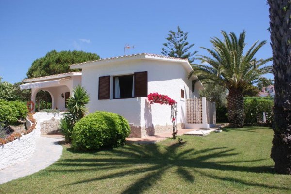 Urbanización Torre Solí: tranquilidad y ubicación ideal en Menorca